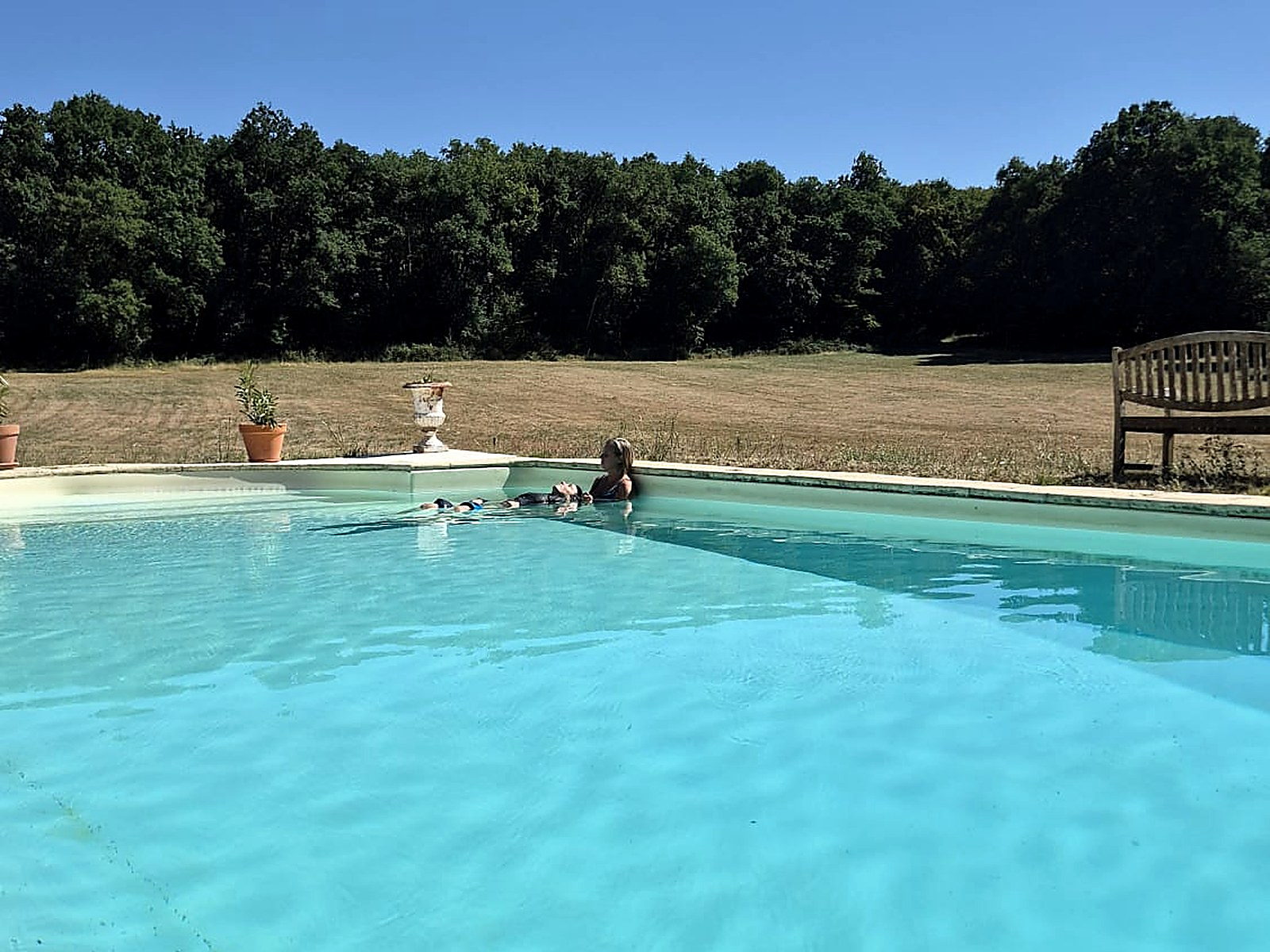 Une piscine de 14 × 7 mètres